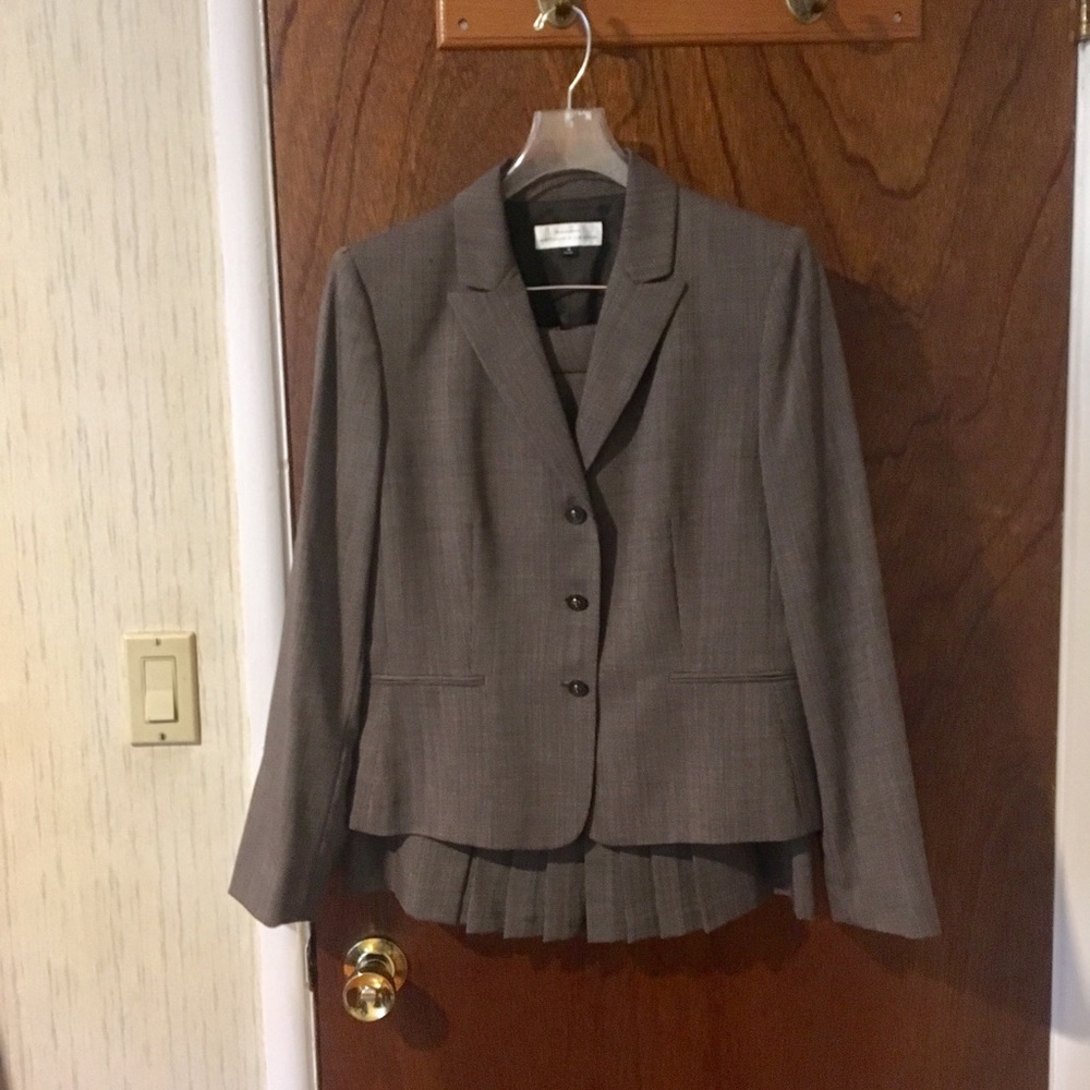 Tahari Skirt Suit